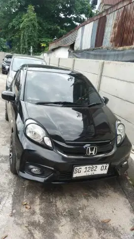 Mobil sedan Brio dijual