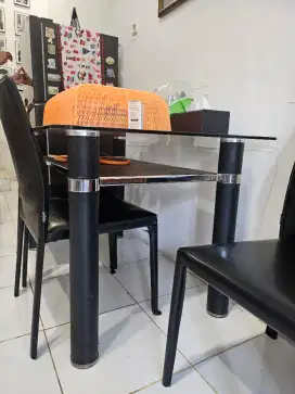 Meja makan Informa