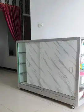Dijual dua Etalase bekas masih bagus.
