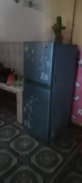 Dijual kulkas 2 pintu merk sharp.. freezer