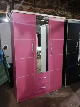 Lemari pakain 3 pintu Pink