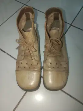 Sepatu both kulit asli