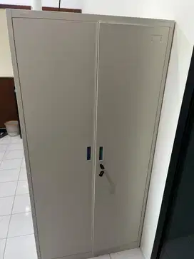 2 lemari besi kantor
