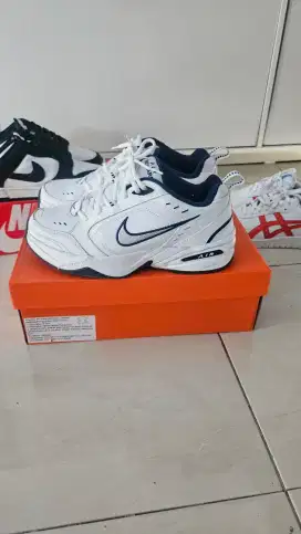 Sepatu nike air monarch size 43,5 (27cm)