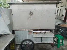 gerobak bekas jualan seafood dan nasi goreng