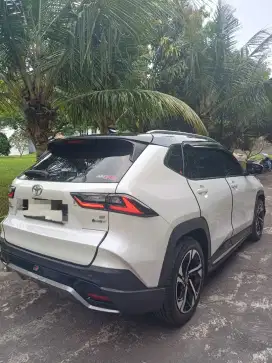 Yaris Cross Tipe Tertinggi S GR Hybrid TSS Two-Tone Putih Hitam, 2024