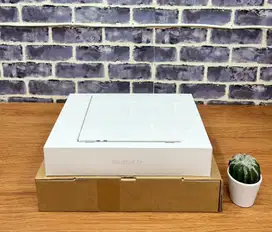 Macbook air M2 2022 baru segel garansi 1 thn