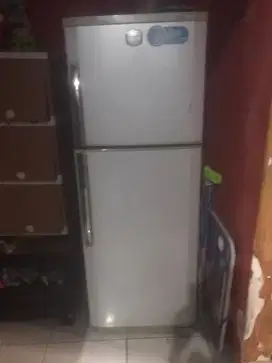 Dijual aja nih gan KULKAS LG 2 Pintu Expresscool kondisi Normal