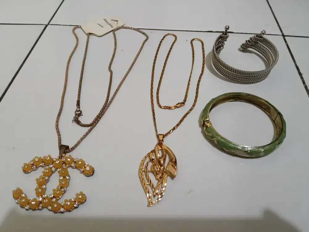 Kalung dan gelang