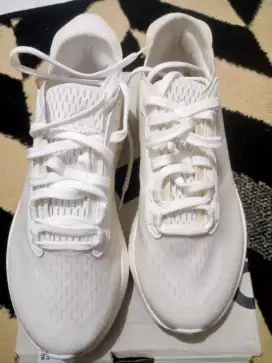 Sepatu Adidas avryn j