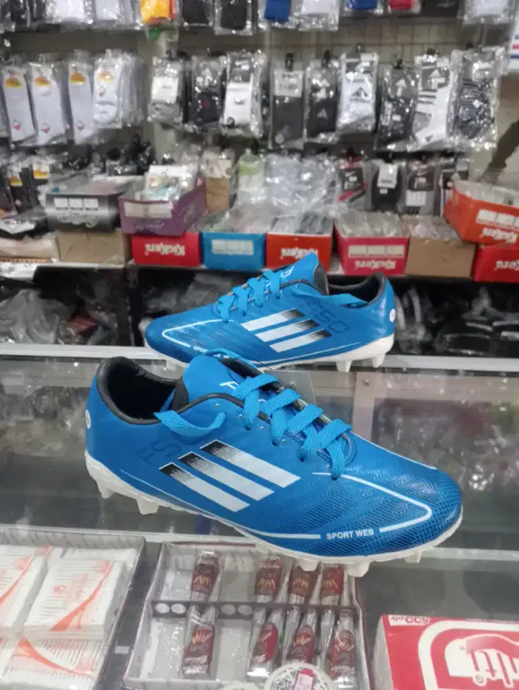 Sepatu bola anak