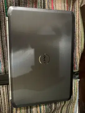 Laptop Dell warna abu abu