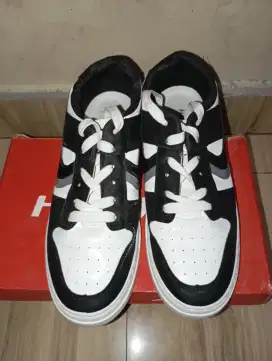 sepatu sneakers bekas