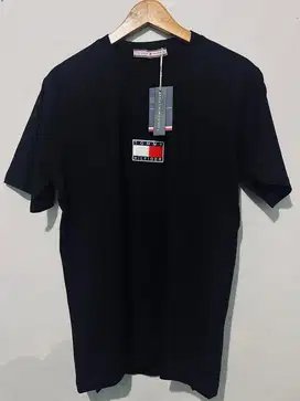 Kaos Hitam Unisex Tommy - M