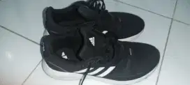 Sepatu Adidas size 42,5