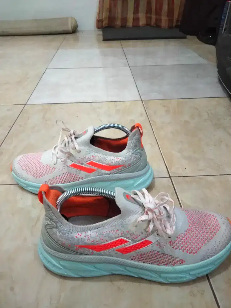 Dijual 2 Sepatu Kondisi Bekas No minus