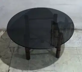 Meja kaca bulat