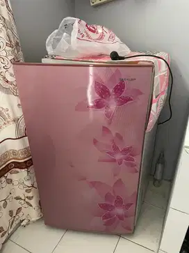 Kulkas sharp dingin pol