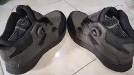 Sepatu outdoor boa ukuran 42