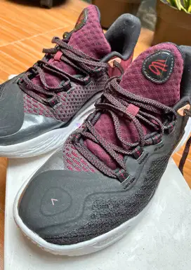UA Curry 11 Domaine. Size 40 (US 7) lengkap dengan box 100% Condition
