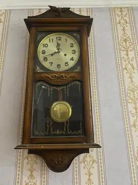 Jam antik berumur lebih dari 200 tahun