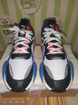 Sepatu Olahraga PUMA
RS-X Toys Sneakers