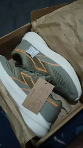 Sepatu running merk diadora