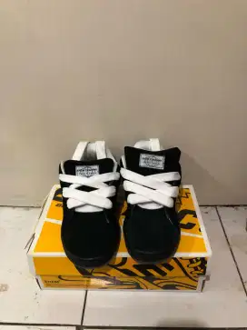 BAHAN KECEMU DER,sepatu gendut brand EHEM