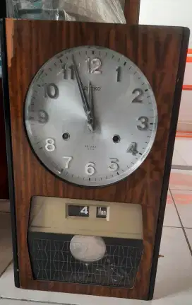 Jam dinding Seiko tanpa baterei masih bagus