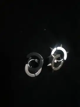 Dua pasang anting titanium