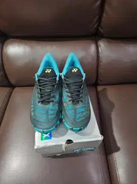 Sepatu badminton yonex cascade drive