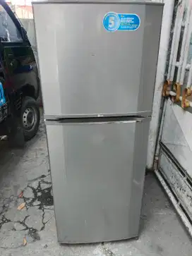 Kulkas LG 2 pintu Kondisi Normal Dingin Beku siap pakai