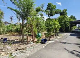 Tanah barat kampus ums solo