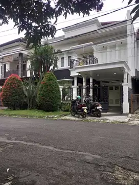 Sewa Kontrak Rumah Mewah Semi Furnished di Antapani Arcamanik Bandung