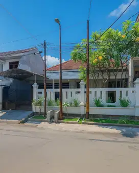 Rumah Dharmahusada Indah Timur Strategis Siap Huni Carport