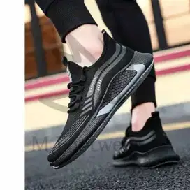 Sepatu Sneakers atau Olahraga