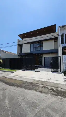 RUMAH MININALIS 2 LANTAI DI KERTAJAYA INDAH, DEKAT GALAXY MALL