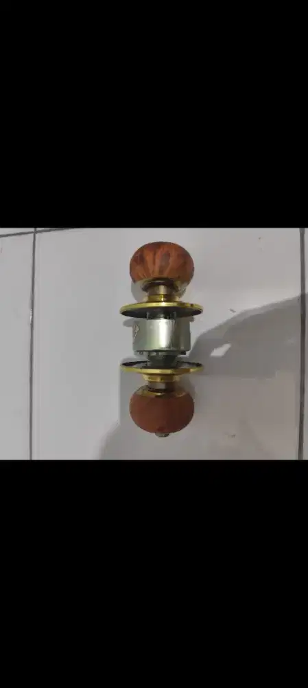 GAGANG HANDLE KUNCI PINTU BULAT BESI MOTIF KAYU