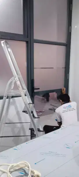 Jasa pemasangan stiker kaca SANDBLAS dan kaca film