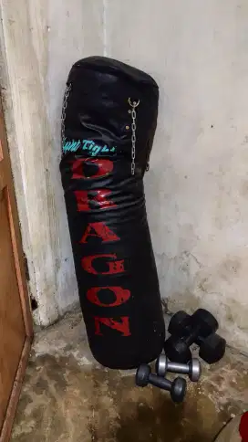 1 paket Samsak tinju serta isi nya karet vulkanisir, dan sarung tinju