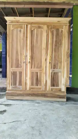 Lemari tiga pintu jati