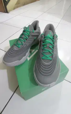 Silahkan dibeli sepatu basket