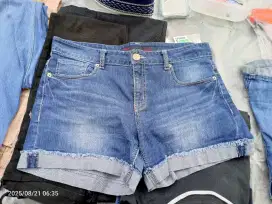 Celana jeans pendek wanita