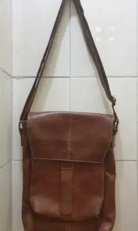Tas selempang kulit