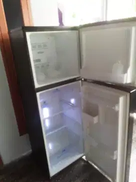 Dijual kulkas 2 pintu merk Aqua normal