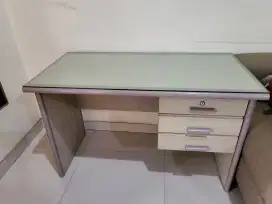Meja belajar/kerja, kayu super tebal dan dilapisi kaca