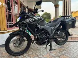 Kawasaki versys 250 black .