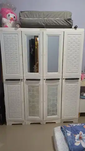 Lemari plastik 4 pintu