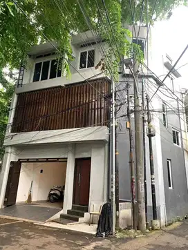 Rumah 3 Lantai di Kemang Utara Jaksel Dekat Mall Kemang Strategis