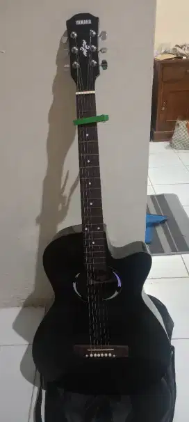Di jual Gitar Yamaha kondisi masih bagus